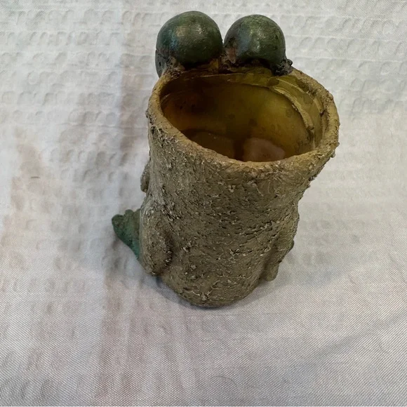 Blobhouse Luciano Singing Frog Planter Whimsical Resin Succulent Pot - Picture 2 of 4